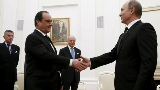 Tổng thống Nga Vladimir Putin (bên phải) bắt tay Tổng thống Pháp Francois Hollande tại Điện Kremlin ngày 26-11-2015. (Ảnh: Reuters).