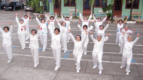 Người cao tuổi tập dưỡng sinh (Ảnh: soctrang.gov.vn).
