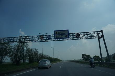 Hệ thống biển báo gây khó hiểu trên quốc lộ 1A.