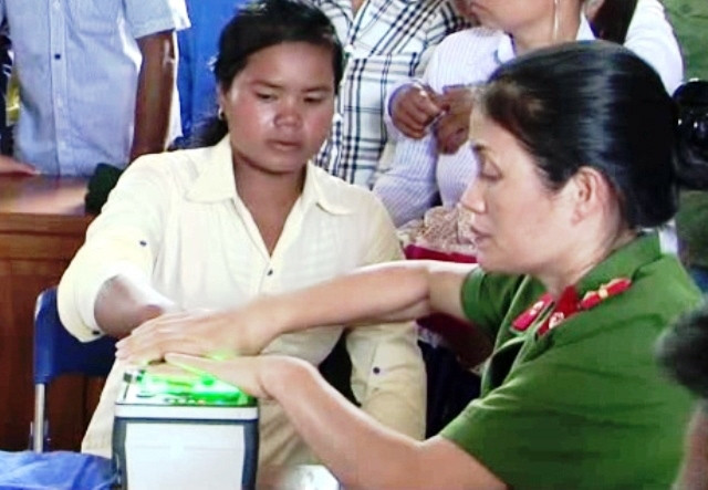 Công an tỉnh Quảng Bình làm thủ tục cấp thẻ căn cước công dân tại xã biên giới Thượng Trạch (Bố Trạch).