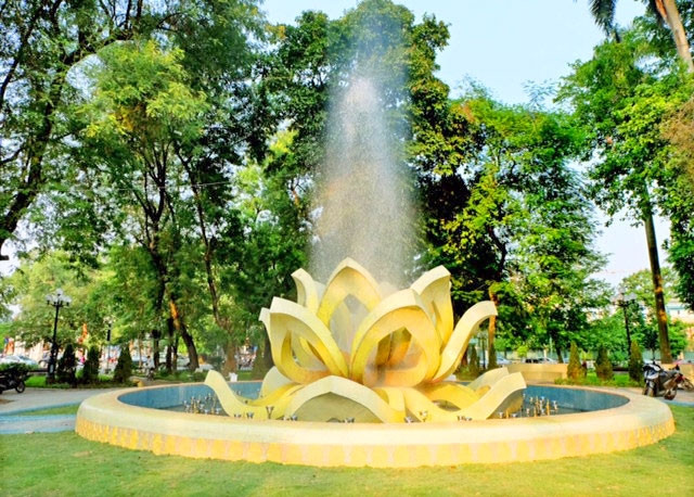 Toàn cảnh Đài phun nước gắn gốm bông sen vàng.