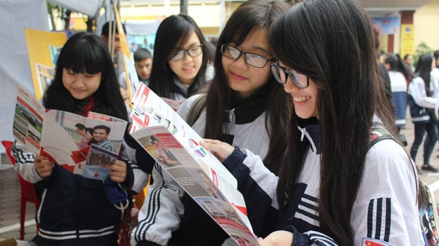 Học sinh PTTH thị xã Cửa Lò tìm hiểu thông tin về các trường nghề trong một buổi tư vấn tuyển sinh.