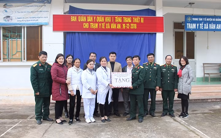 Đại diện Ban Quân dân y Quân khu 1 trao tay thiết bị, vật tư y tế tặng Trạm y tế xã Vân An, huyện Hà Quảng (Cao Bằng).