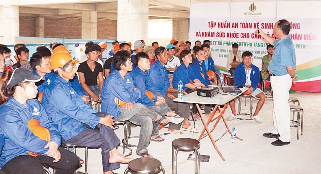 Sở Lao động - Thương binh và Xã hội phối hợp Công ty cổ phần Đầu tư Hạ tầng Intracom tập huấn về an toàn, vệ sinh lao động và khám sức khỏe cho công nhân. Ảnh: HOÀI THU