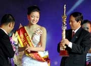 Ông Dương Xuân Nam
trao vương miện cho
Hoa hậu Việt Nam năm 2004 Nguyễn Thị Huyền.