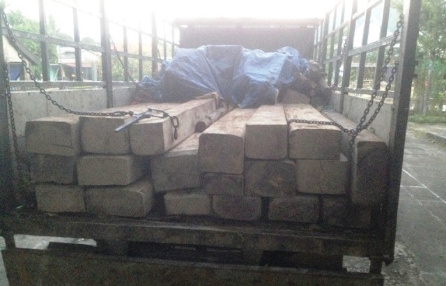 Tang vật gỗ lậu bị kiểm lâm bắt giữ trên xe tải, rạng sáng 22-7. 