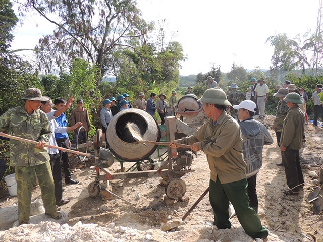 Đảng viên và nhân dân xã Đác Hring làm đường giao thông nông thôn.