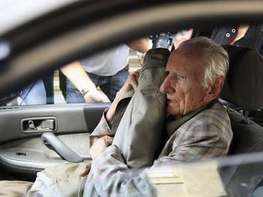 Laszlo Csatary, 97 tuổi, kẻ tình nghi là tội phạm chiến tranh chống lại người Do Thái thời Đức Quốc xã khi rời khỏi Tòa 