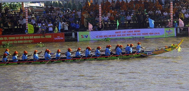 Đội ghe ngo nữ chùa Kỳ Son, tỉnh Vĩnh Long thi đấu tại giải đua ghe ngo tỉnh Sóc Trăng mở rộng 2016.