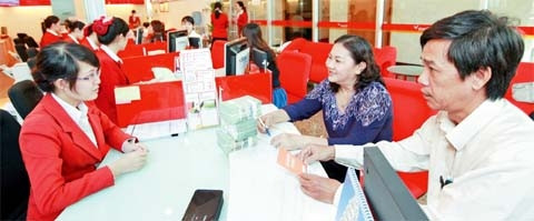 Khách hàng giao dịch bán lẻ tại Ngân hàng Phát triển TP Hồ Chí Minh