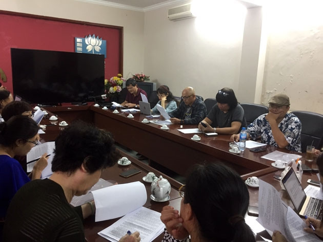 Các nghệ sĩ trao đổi với báo chí.