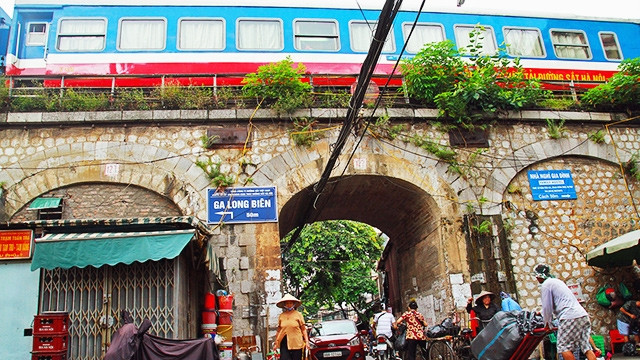 Phố Gầm Cầu đoạn thông sang phố Nguyễn Thiệp.