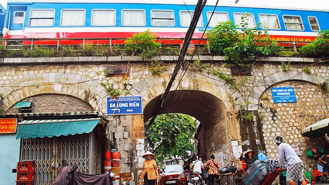 Phố Gầm Cầu đoạn thông sang phố Nguyễn Thiệp.