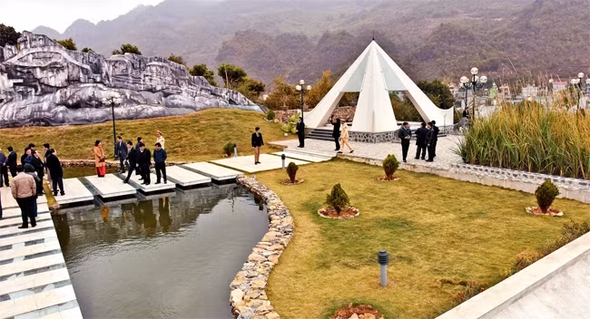 Khu di tích lịch sử lưu niệm Trung đoàn 52 Tây Tiến tại Tiểu khu 12, thị trấn Mộc Châu (Sơn La). Ảnh: ĐĂNG ANH