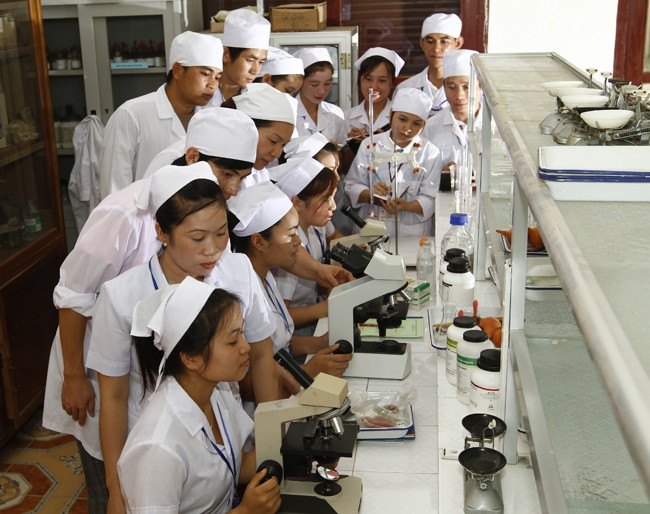 Công tác đào tạo cán bộ y tế luôn được các địa phương tập trung triển khai, nhưng vẫn chưa thể giải quyết tình trạng thiếu nguồn nhân lực trước nhu cầu khám, chữa bệnh ngày càng tăng. Trong ảnh: Đào t