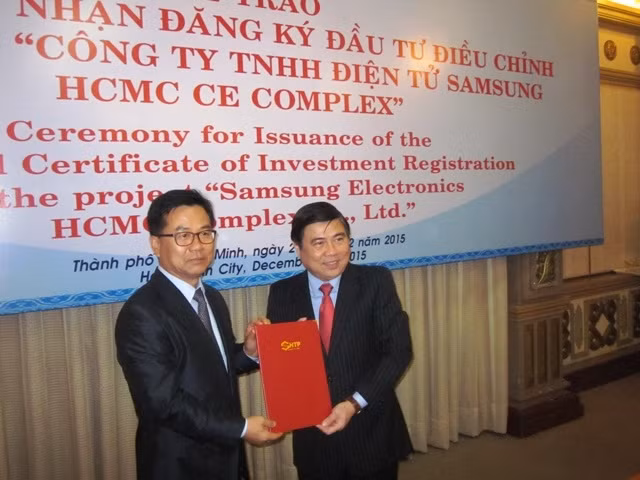 Chủ tịch UBND TP Hồ Chí Minh Nguyễn Thành Phong trao giấy chứng nhận cho nhà đầu tư SamSung.
