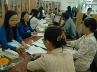 Nhân viên Ngân hàng Á Châu hướng dẫn khách hàng vay vốn.