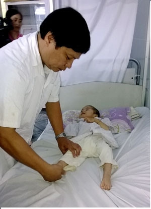 Khám sàng lọc cho trẻ khuyết tật tại TP Kon Tum.