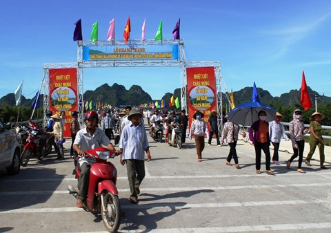 Cầu Văn Hóa bắc qua sông Gianh trong ngày khánh thành. 