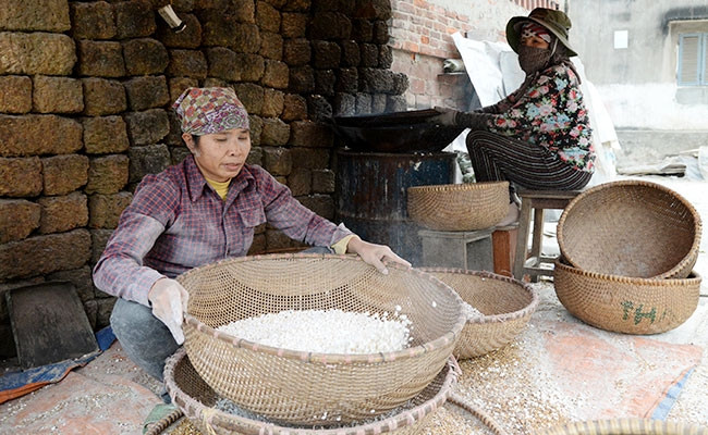 Sản xuất chè lam tại xã Thạch Xá, huyện Thạch Thất (Hà Nội). Ảnh: THỦY NGUYÊN