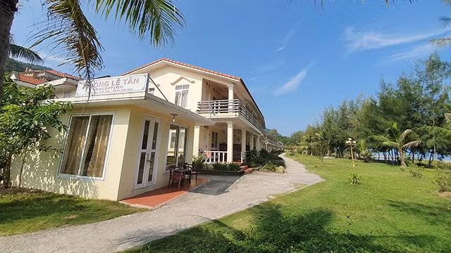 Khu vực bãi tắm Mai Quyền.