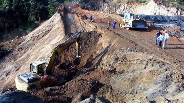 Khắc phục sự cố vỡ đập chứa bùn thải quặng thiếc ở Quỳ Hợp (Nghệ An).