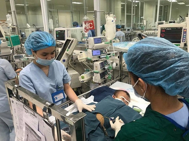 Các bác sĩ, điều dưỡng đang chăm sóc một bệnh nhi bị viêm não Nhật Bản.