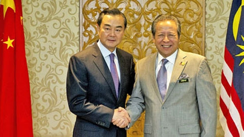 Ngoại trưởng Ma-lai-xi-a M.A-man (phải) và Ngoại trưởng Trung Quốc Vương Nghị. (Ảnh: AFP/ TTXVN)