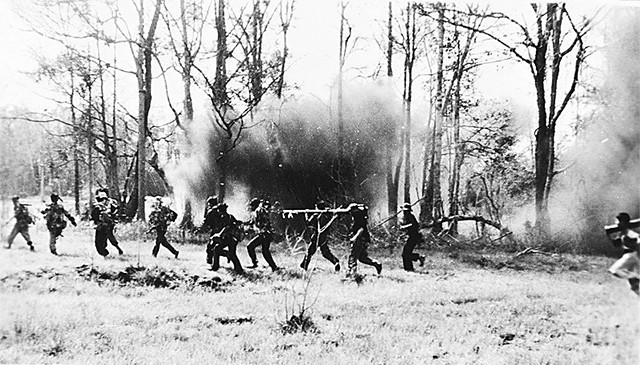 Quân giải phóng truy kích địch trong trận tiến công ngày 2-1-1968 tại khu vực Bà Chiêm, Tây Ninh.Ảnh tư liệu