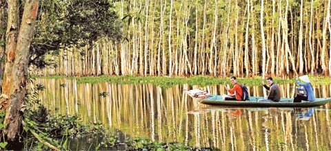 Du khách tham quan Khu du lịch sinh thái Gáo Giồng (huyện Cao Lãnh, tỉnh Đồng Tháp). Ảnh: GIA HUY