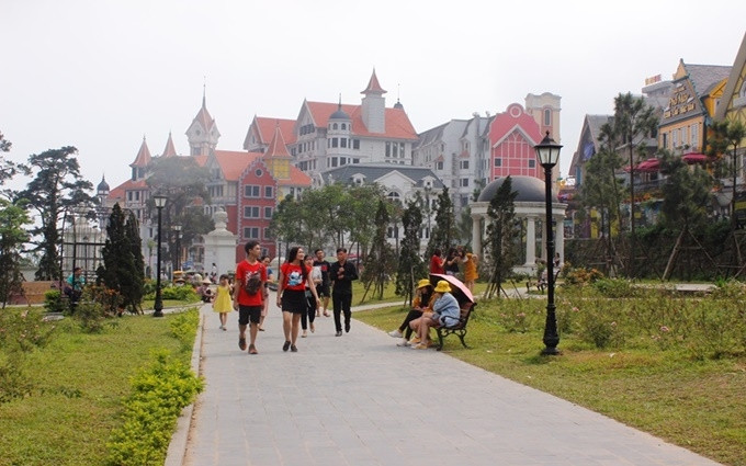 Không gian mới tại vườn hoa trung tâm thị trấn Tam Đảo được Công ty cổ phần đầu tư Lạc Hồng thiết kế, xây dựng mới đã tạo ra nét mới, hấp dẫn du khách hơn khi đến với Tam Đảo.