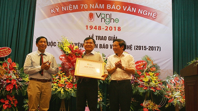 Trao giải nhất cuộc thi truyện ngắn. Ảnh: TL