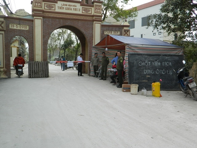 Lập chốt kiểm dịch tại xã Yên Hòa, huyện Yên Mỹ, Hưng Yên (Ảnh: Phạm Hà).