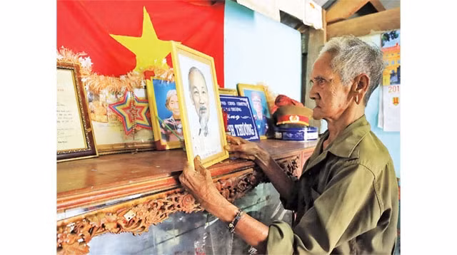 Tổng già làng Điểu Đoi - 112 tuổi đời, 57 tuổi Đảng.