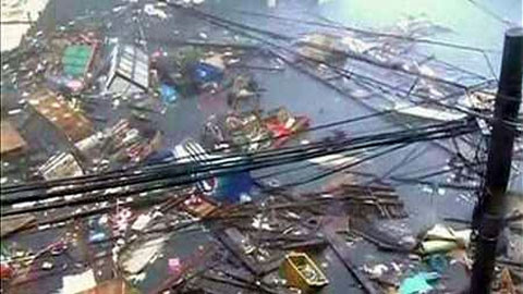 Các mảnh vỡ trôi nổi trên một con phố bị ngập lụt trong khi bão Haiyan tàn phá thành phố Tacloban ngày 8-11. (Ảnh: Reuters)