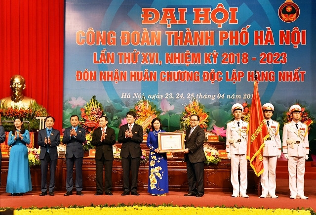 Ủy viên Bộ Chính trị, Bí thư Thành ủy Hà Nội Hoàng Trung Hải trao Huân chương Độc lập hạng Nhất cho Công đoàn TP Hà Nội.