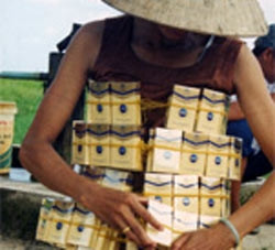 Thuốc lá ngoại được găm vào người
để đem qua biên giới.