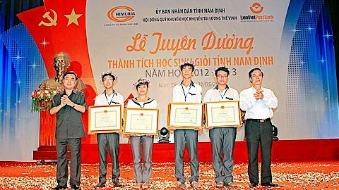 Lễ tuyên dương Thành tích học sinh giỏi tỉnh Nam Định năm học 2012-2013. (Ảnh: Internet)