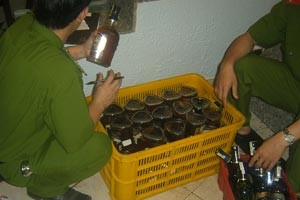 Mở niêm phong các thùng rượu tại New Century.
