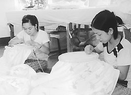 Nghề thêu ren thủ công truyền thống của
huyện Gia Viễn (Ninh Bình) đang phát triển,
đem lại cuộc sống sung túc cho người