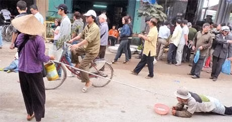 Hai mẹ con dùng "khổ nhục kế".