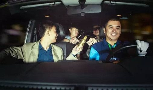 Ảnh minh họa: Dịch vụ lái xe cho những người uống rượu bia góp phần giảm thiểu nhiều rủi ro về an toàn giao thông.