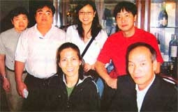 Ông Trần Văn Ca ngồi ngoài cùng
(bên phải) cùng một số thành viên
trong đoàn bác sĩ Việt kiều tại
Hà Nội, tháng 11-2005.