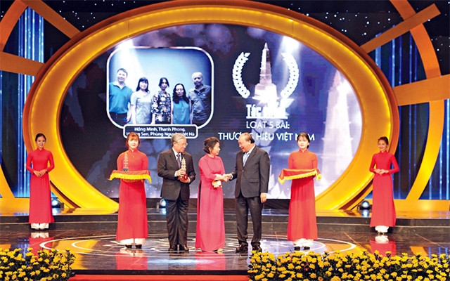 Thủ tướng Nguyễn Xuân Phúc và Thường trực Ban Bí thư Trần Quốc Vượng trao Giải A cho nhà báo Phan Thanh Phong - đại diện nhóm tác giả đoạt giải. Ảnh: ĐĂNG KHOA 