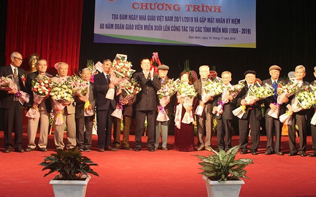 Lãnh đạo Sở Giáo dục - Đào tạo Điện Biên tặng hoa, tri ân các thầy, cô Đoàn giáo viên năm 1959.