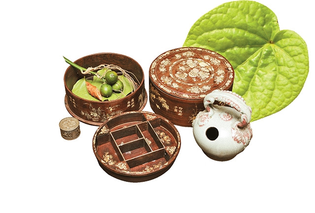 Cơi trầu khảm ốc trên gỗ trắc trong bộ sưu tập đồ cổ của họa sĩ Lê Thiết Cương. Ảnh: Trần Hải 