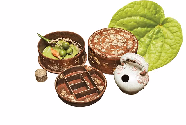 Cơi trầu khảm ốc trên gỗ trắc trong bộ sưu tập đồ cổ của họa sĩ Lê Thiết Cương. Ảnh: Trần Hải 