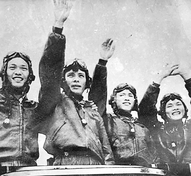 Biên đội phi công đánh thắng trận đầu ngày 3-4-1965 (ông Hồ Văn Quỳ đứng thứ hai từ phải sang)