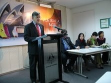 Đại sứ Australia Bill Tweddell tuyên bố
khai mạc tháng văn hóa và giáo dục.