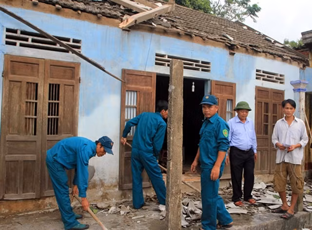 Các lực lượng chức năng huyện Triệu Phong, tỉnh Quảng Trị giúp dân ổn định lại nhà cửa sau bão số 3. Ảnh: QUANG HUY